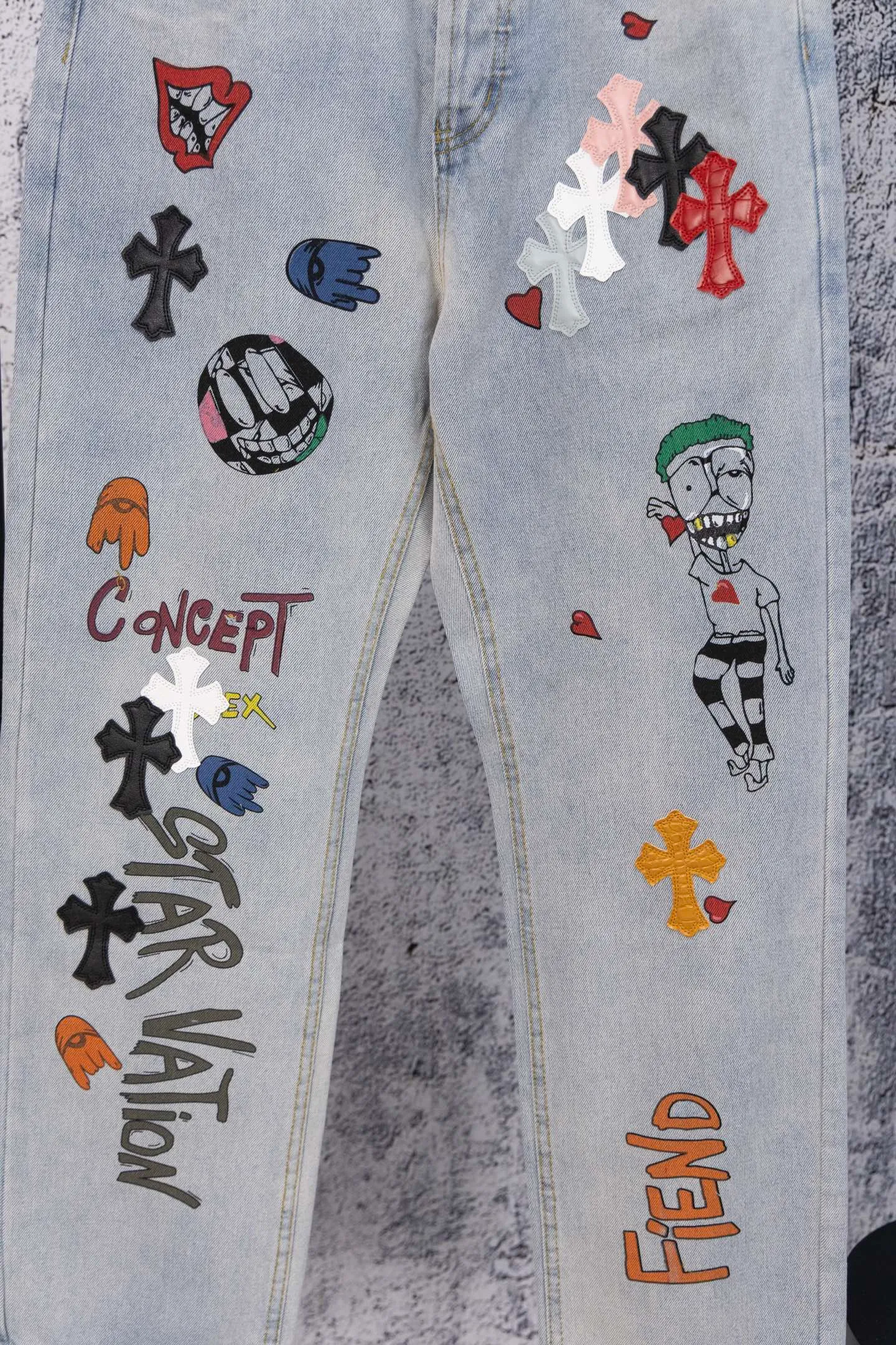 P250 Chromehearts CH limited street graffiti jeans, light blue washed denim, covered with crosses, stars, cartoon characters and other hand-painted graffiti, full of street feel. The counter price is 34W level, patchwork cross flower embellishment, washed jeans! ! An absolutely high-end luxury product, a 1.9W-level god-level single product, a super popular product, made by top heavy industry, a magic weapon that cannot be missed! [About Zangyin] This is an extremely luxurious fashion brand that can also be called the aristocracy of the high street. It has always been an exclusive brand for some hipsters or rich second generations. Compared with ordinary high streets, it is more luxurious and noble. Compared with luxury brands, it is more fashionable and individual. It has always been a brand that I have a special liking for. [Top heavy industry fashion design] Consistently high-street luxury style. Speaking of this style, the Zangyin family and GU family are definitely the leading representative brands. Especially the Zangyin family has really achieved a state-of-the-art effect in creating high-street style. The unique washed material is used to create this style. The color system is already quite eye-catching. After it is decorated with patchwork cross flowers, it cleverly highlights the charm of the brand. Secondly, this style uses classic The high-waist cutting design highlights the long legs and fashionable temperament of the upper body. The brand is highly recognizable and the slim fit configuration is more suitable for daily wear. It is a product that interprets personality, fashion, and specifications at a glance. This single product is enough to make any fan excited. It can be a white T-shirt for a youthful college style, or a tight suspender for a royal style. It has strong matching ability and can be easily controlled by men.  [Materials and craftsmanship] Needless to say, this point goes without saying. As an excellent craftsman brand, Zangyin’s requirements for details and craftsmanship are really perfect. The washed color of this model has gone through so many processes, not to mention the embellishment of denim appliques. It is also purely hand-made and sewn. Just like what they believe in, only hand-made things have soul and have the meaning of wear. A top-notch heavy-duty fashionable denim item, I look forward to your perfect interpretation! !  Color: blue Size: 28-36